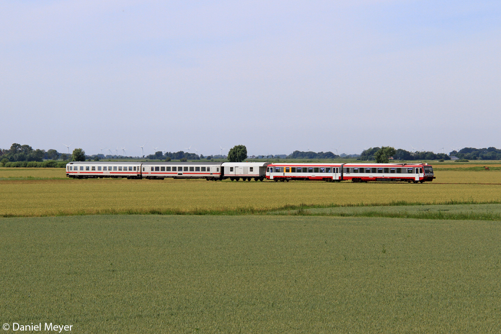 Der NEG 628 / 629 071 mit Kurswagen kurz vor Dageb�ll Mole am 22.07.2013 