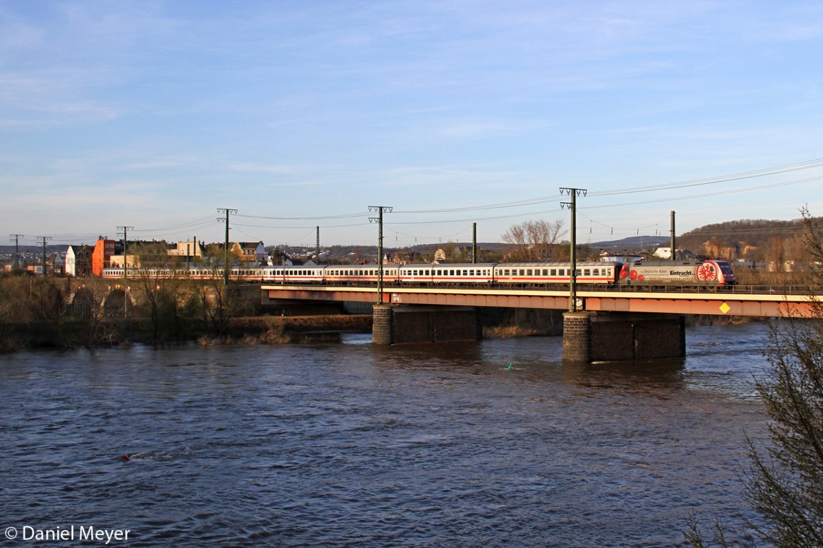 Die 101 110-5  Eintracht Frankfurt  auf der Moselbr�cke in Koblenz am 14,04,13
