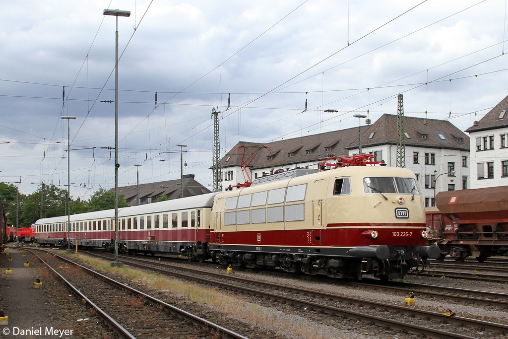 Die 103 226-7 bei der Zugparade im DB Museum Koblenz L�tzel am 14.06.2014