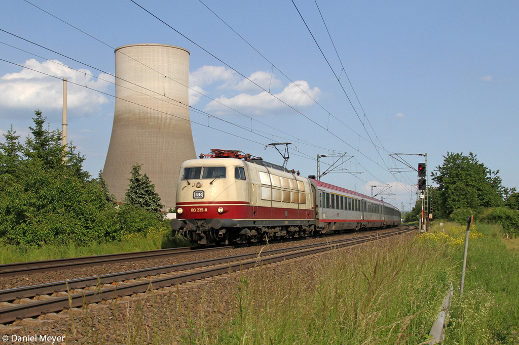 Die 103 235-8 mit dem IC 118 in Wei�enthurm am 07.06.2013
