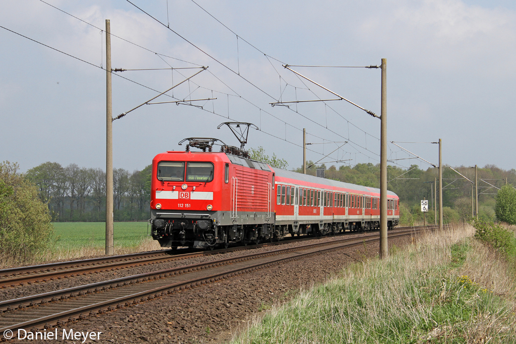 Die 112 151 (LDX 17.04.2013 + Neulack) mit der RB nach Pinneberg bei Quarnstedt am 08,05,13 