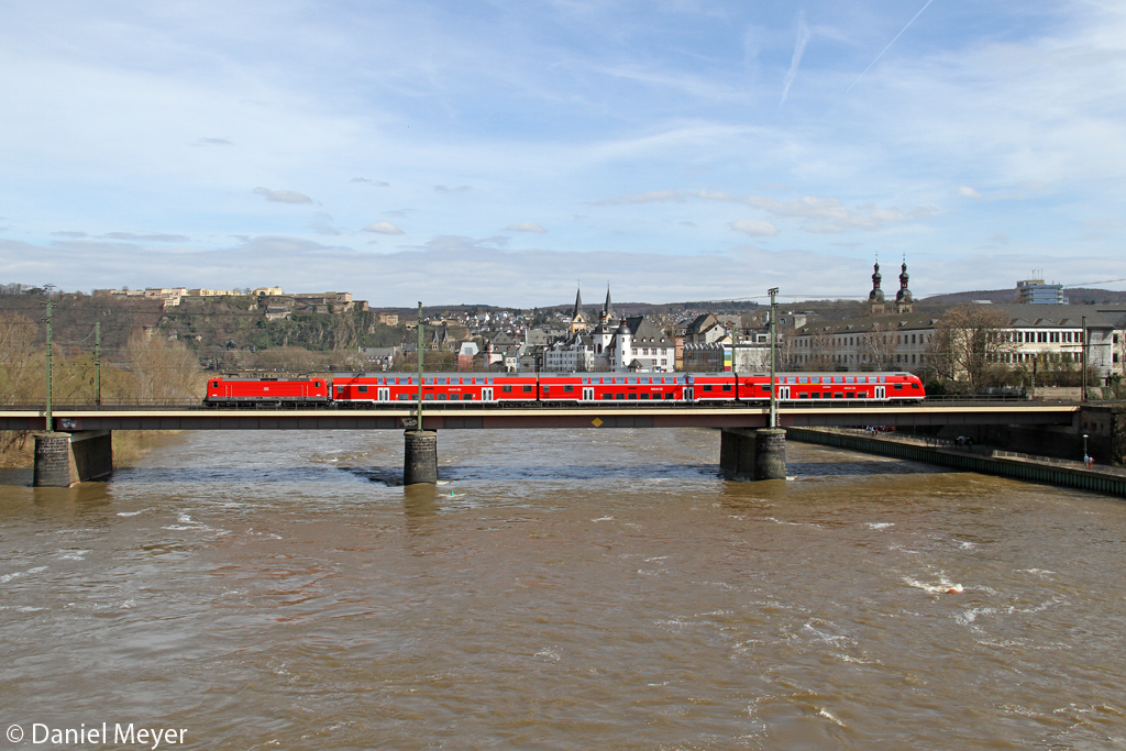 Die 143 919-9 mit der RB27 auf der Moselbr�cke in Koblenz am 14,04,13