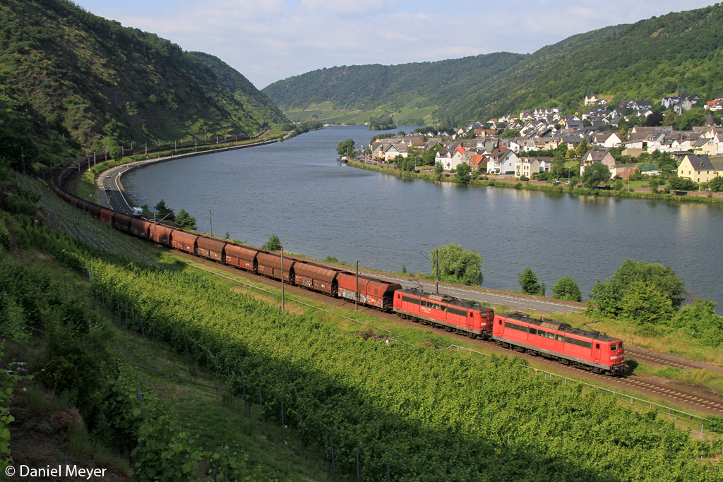 Die 151 023-9 und 151 135-1 mit dem 4000t Kohlebomber 48777 in Kattenes am 11.07.2013