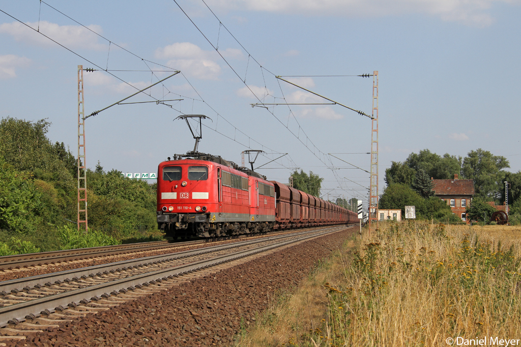 Die 151 110-4 und 151 119-5 mit einem Erzbomber in V�hrum am 05.08.2013 
