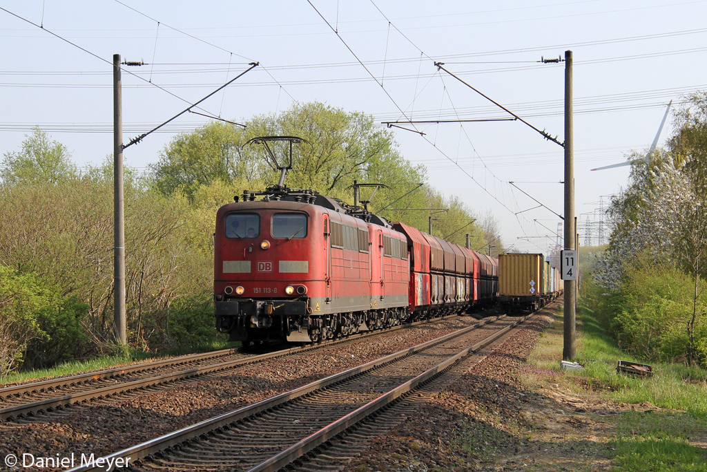 Die 151 113-8 und 151 106-2 in Hamburg-Moorburg am 04,05,2013