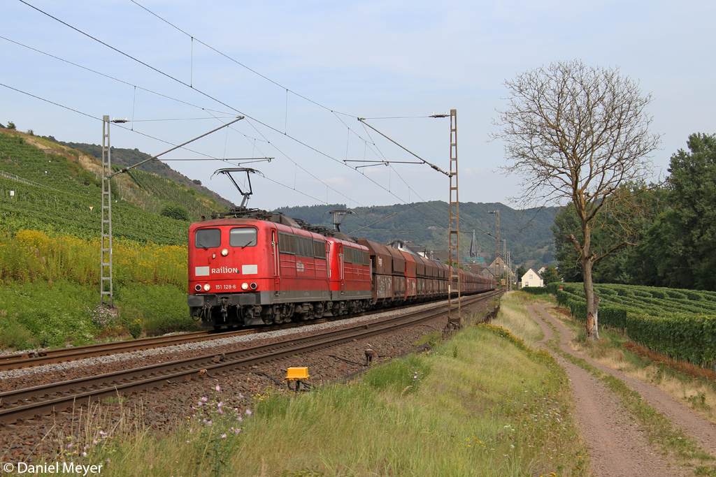 Die 151 128-6 und 151 055-1 mit dem 4000t Kohlebomber in Pommern ( Mosel ) am 22.08.2013