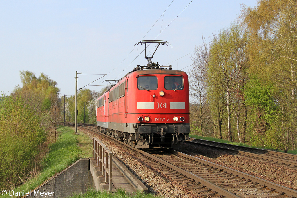Die 151 157-5 und 151 052-8 Lz Richtung Hafen in Hamburg-Moorburg am 04,05,2013