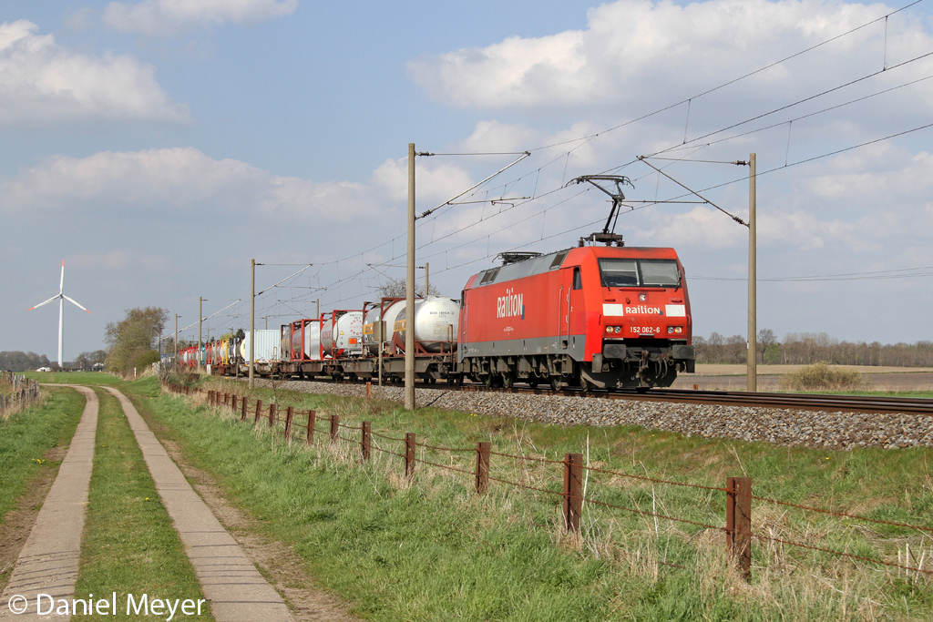Die 152 062-6 bei Quarnstedt am 05,05,13 