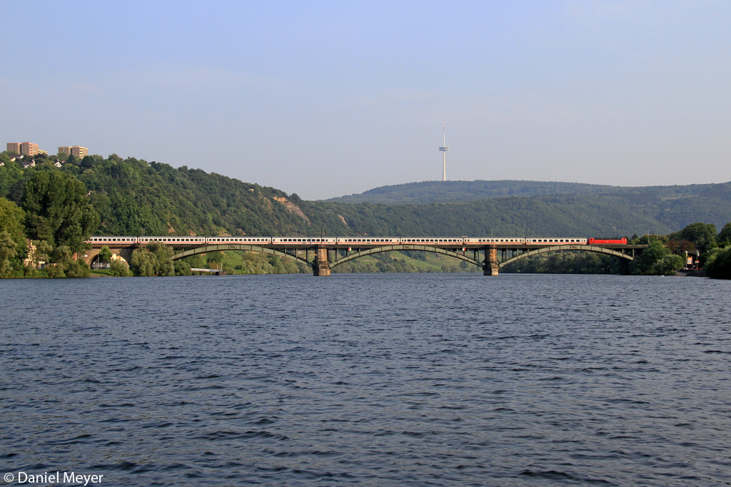 Die 181 220 mit dem IC nach Luxembourg auf der G�lser Eisenbahnbr�cke in Koblenz am 12.07.2013