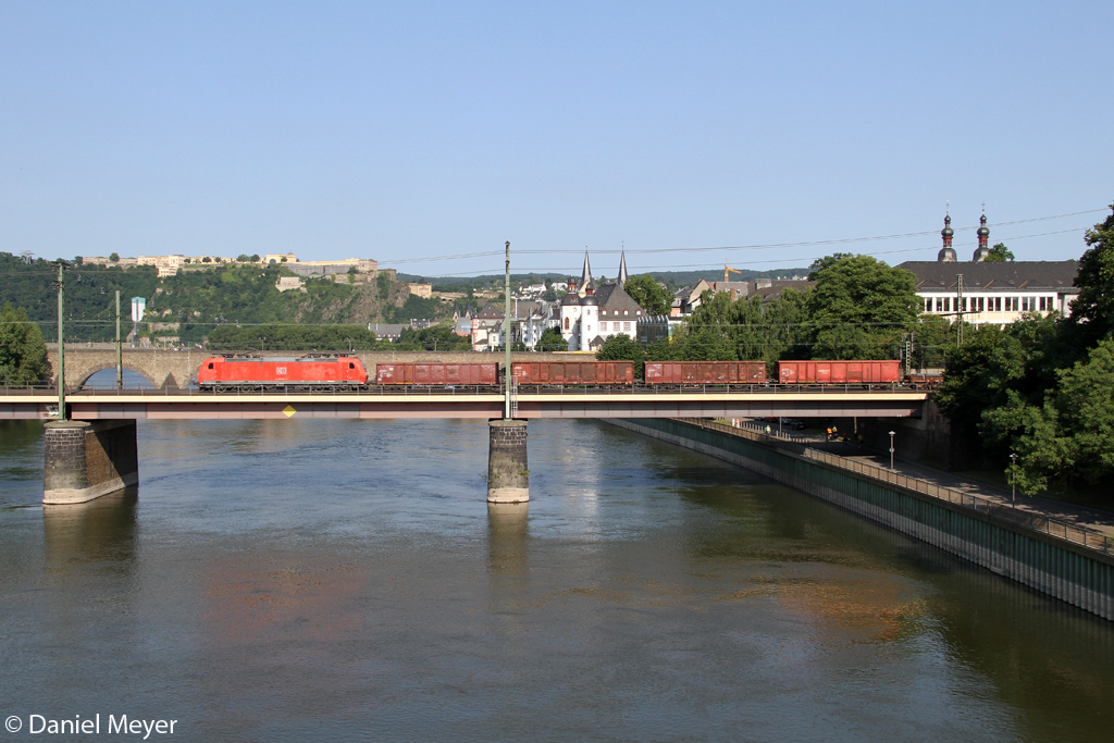 Die 185 022-1 auf der Moselbr�cke in Koblenz am 07.07.2013 