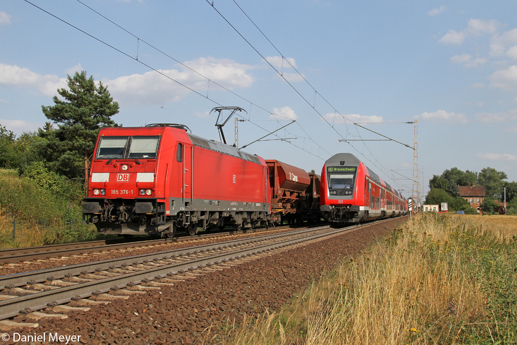 Die 185 376-1 und der RE nach Braunschweig in V�hrum am 05.08.2013 