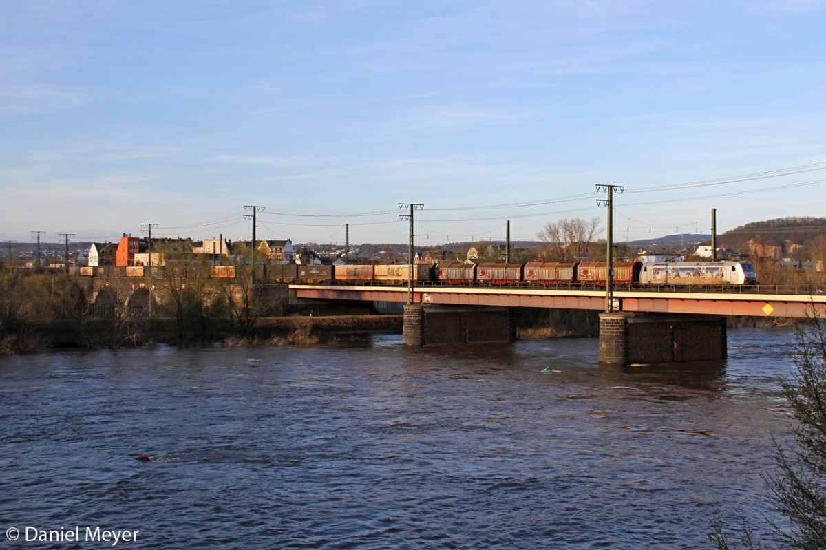 Die 185 540-2  Kassel Huskies  auf der Moselbr�cke in Koblenz am 14,04,13