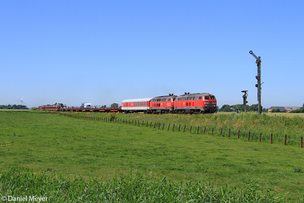 Die 218 313-5 und 218 362-2 mit dem SyltShuttle nach Nieb�ll in Lehnshallig am 21.07.2013