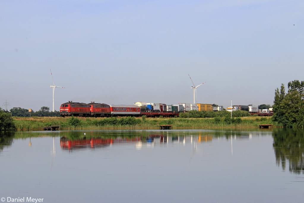 Die 218 314-3 und 218 381-2 mit dem SyltShuttle kurz vor Nieb�ll am 22.07.2013