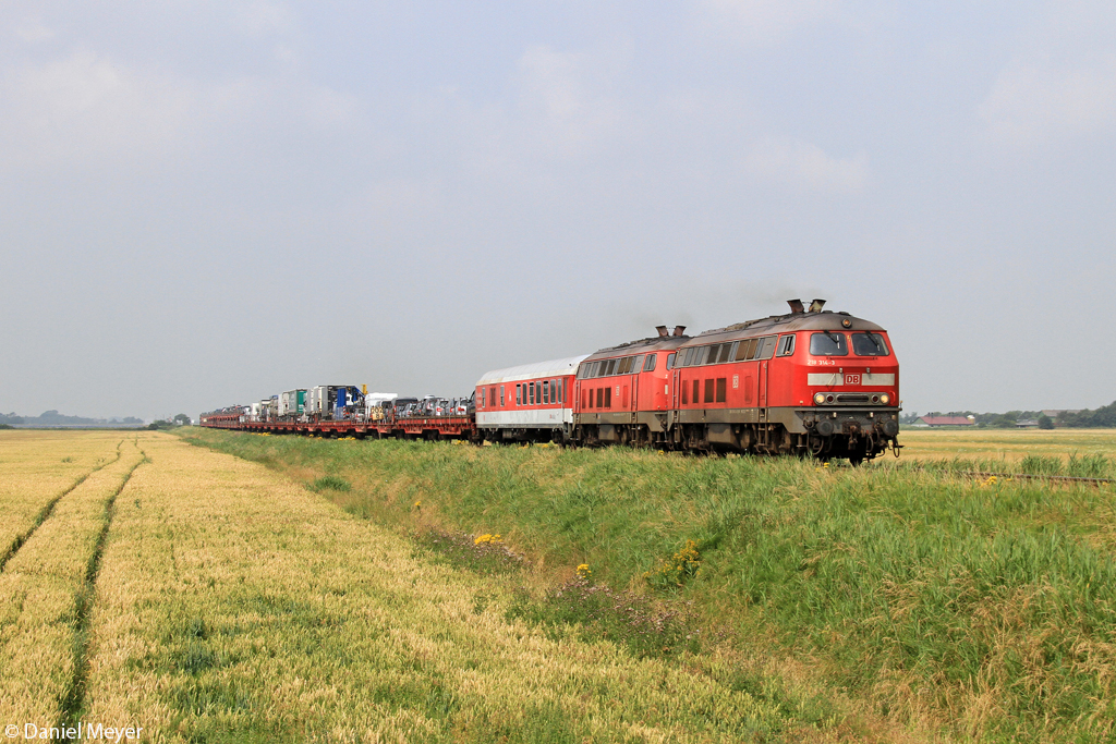 Die 218 314-3 und 218 381-2 mit dem SyltShuttle kurz vor Niebüll am 25.07.2013