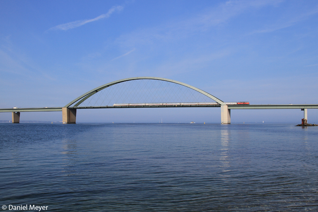 Die 218 322-6 auf der Fehmarnsund Br�cke am 27.07.2013 