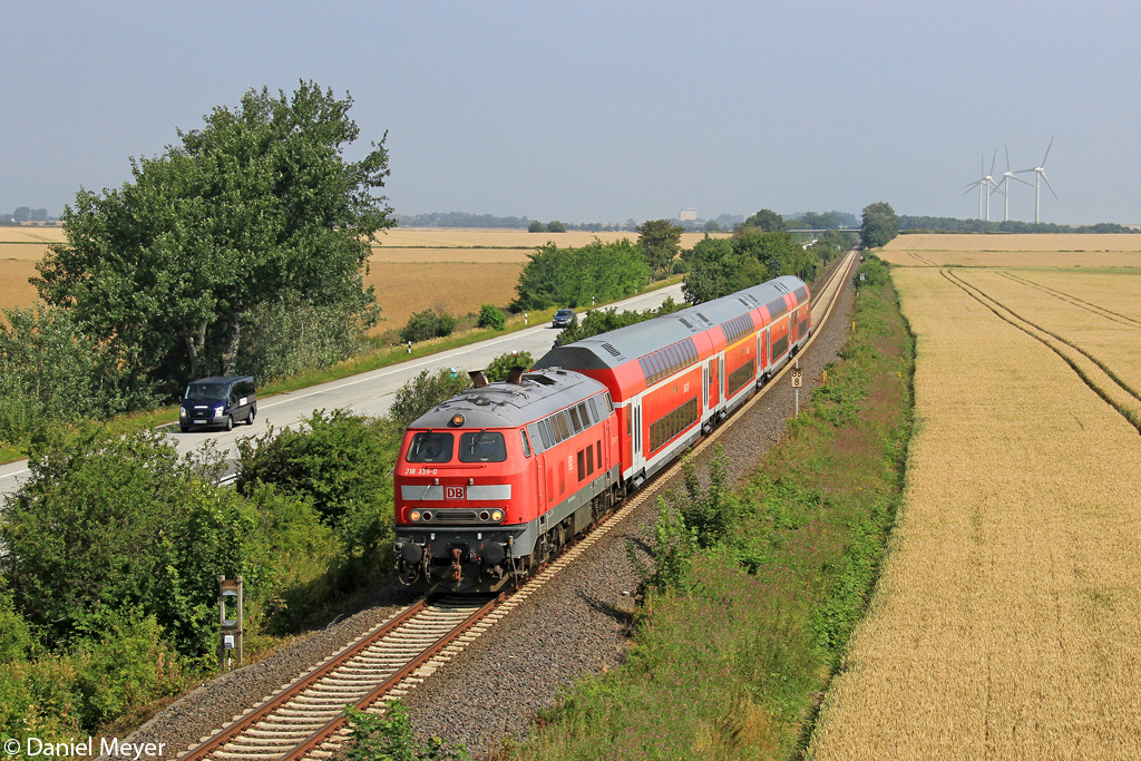 Die 218 339-0 mit dem RE von Puttgarden nach Hamburg bei Burg auf Fehmarn am 27.07.2013