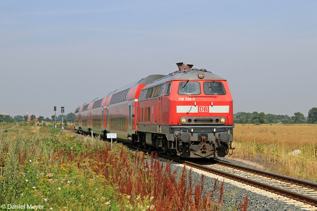 Die 218 339-0 mit dem RE von Puttgarden nach Hamburg bei Burg auf Fehmarn am 28.07.2013
