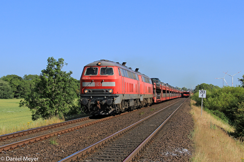 Die 218 341-6 und 218 345-7 mit dem SyltShuttle nach Westerland bei Klanxb�ll am 20.07.2013
