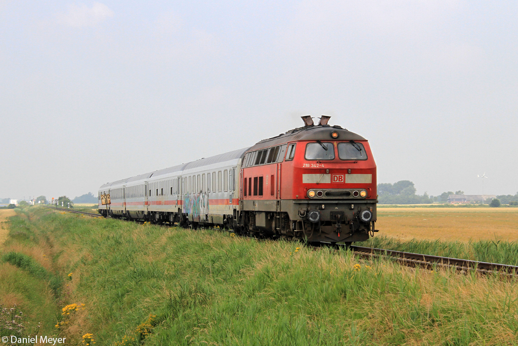 Die 218 342-4 kurz vor Niebüll am 25.07.2013