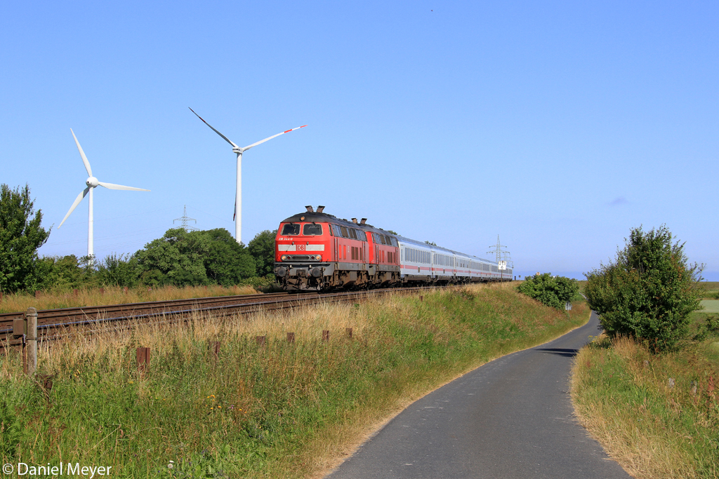 Die 218 344-0 und 218 366-3 bei Klanxb�ll am 21.07.2013