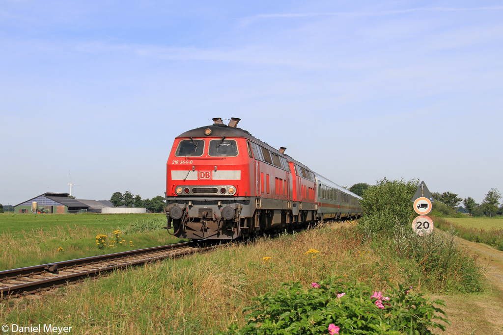 Die 218 344-0 und 218 389-5 mit einem IC kurz vor Nieb�ll am 22.07.2013