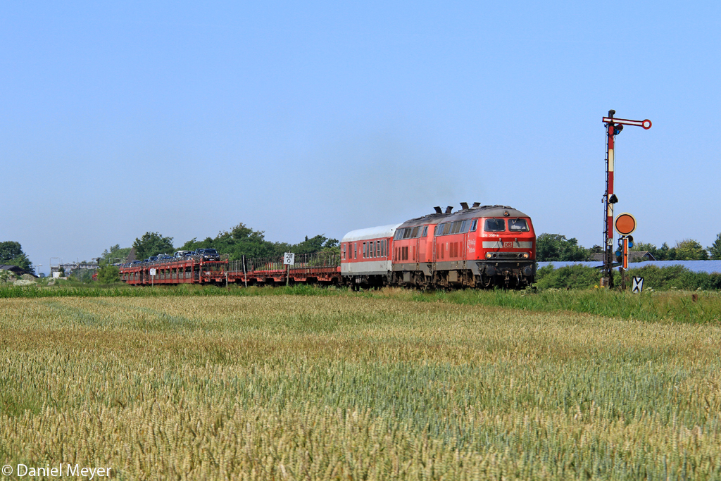 Die 218 359-8 und 218 340-8 mit dem SyltShuttle nach Nieb�ll in Klanxb�ll am 21.07.2013