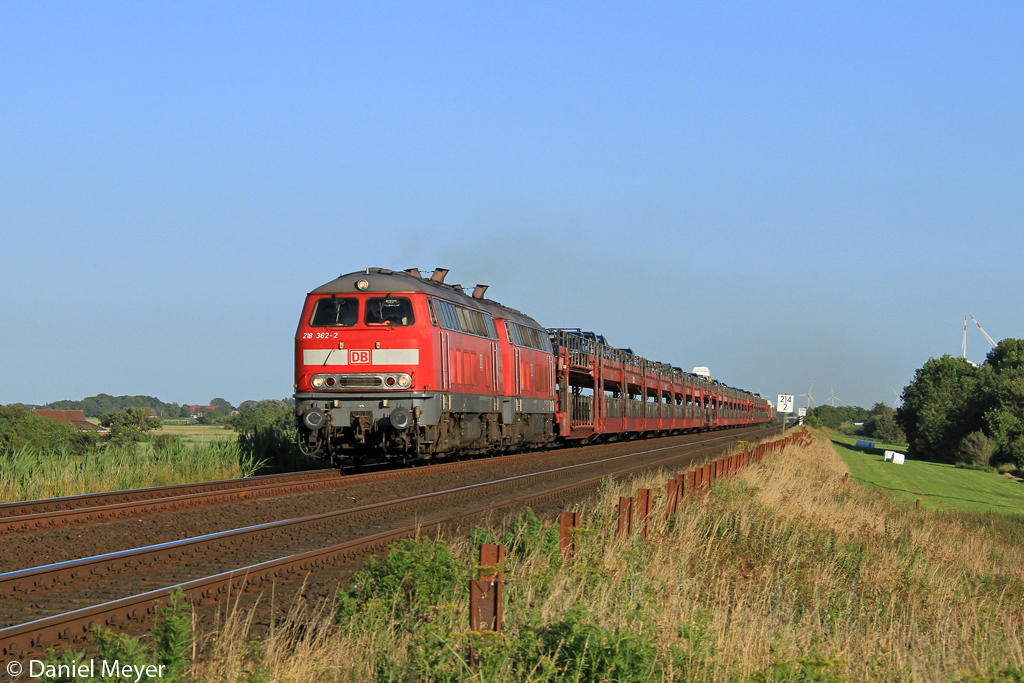 Die 218 362-2 und 218 313-5 mit dem SyltShuttle nach Westerland bei Klanxb�ll am 20.07.2013