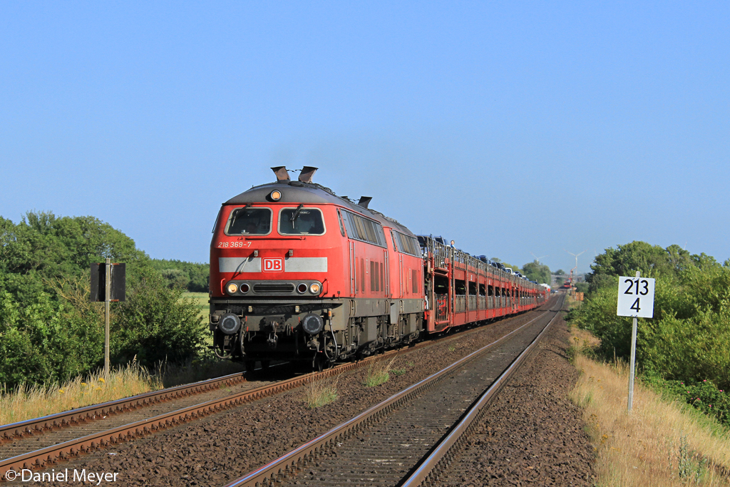 Die 218 369-7 und 218 311-9 mit dem SyltShuttle nach Westerland bei Klanxb�ll am 20.07.2013