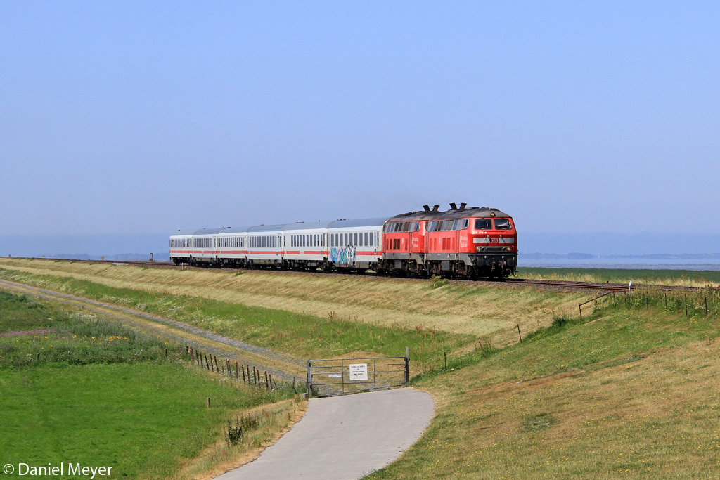 Die 218 379-6 und 218 372-1 auf dem Hindenburgdamm bei Klanxb�ll am 21.07.2013