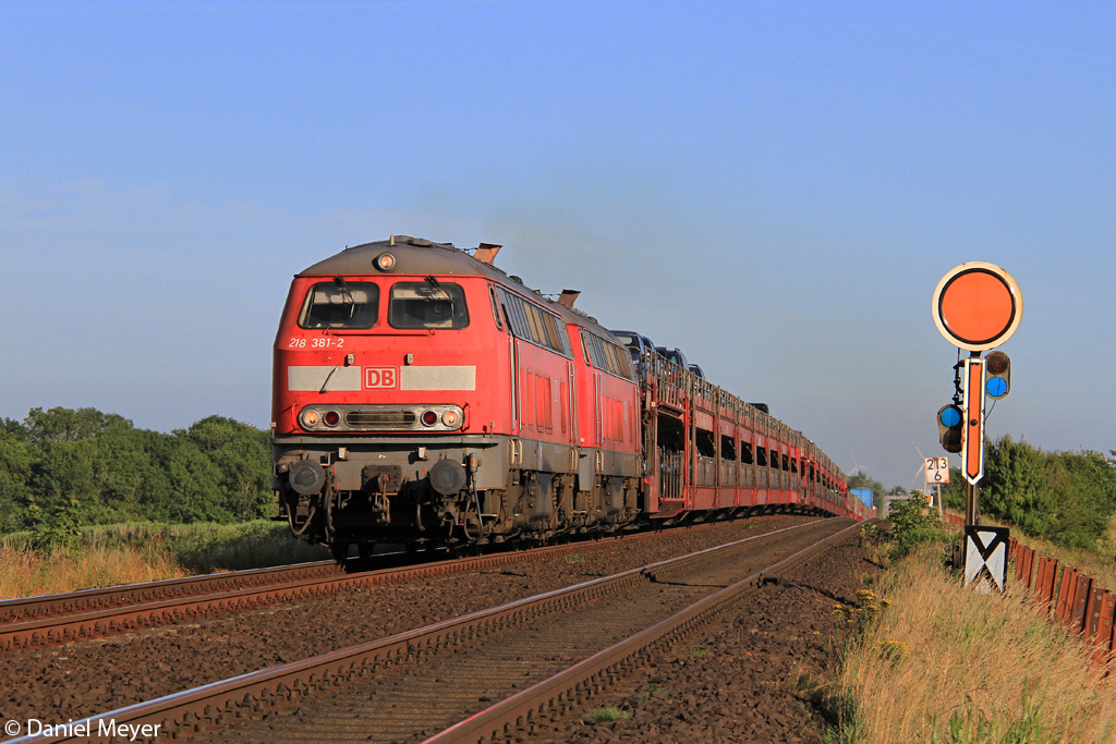 Die 218 381-2 und 218 314-3 mit dem SyltShuttle bei Klanxb�ll am 22.07.2013 