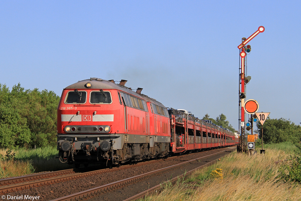 Die 218 385-3 und 218 313-5 mit dem SyltShuttle in Klanxb�ll am 23.07.2013