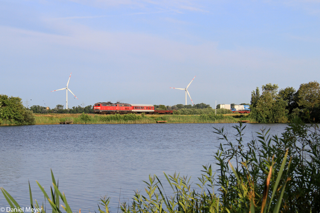 Die 218 385-3 und 218 389-5 mit dem SyltShuttle bei Nieb�ll am 24.07.2013
