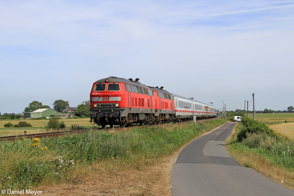 Die 218 389-5 und 218 344-0 in Lehnshallig am 22.07.2013 