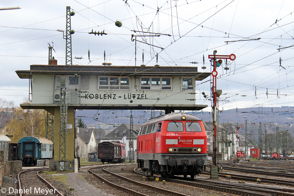 Die 225 109-8 in Koblenz L�tzel am 10,04,13