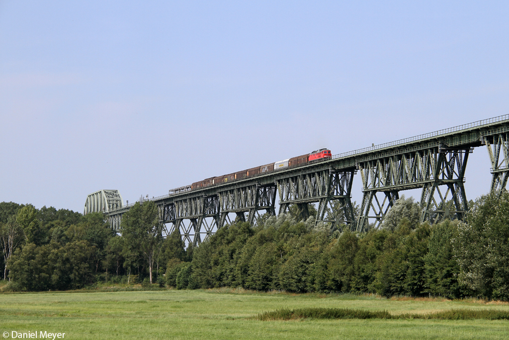 Die 232 384-8 mit dem Marschbahnumleiter von Esbjerg, Denmark nach Maschen Rbf auf der Hochbr�cke Hochdonn am 01.08.2014