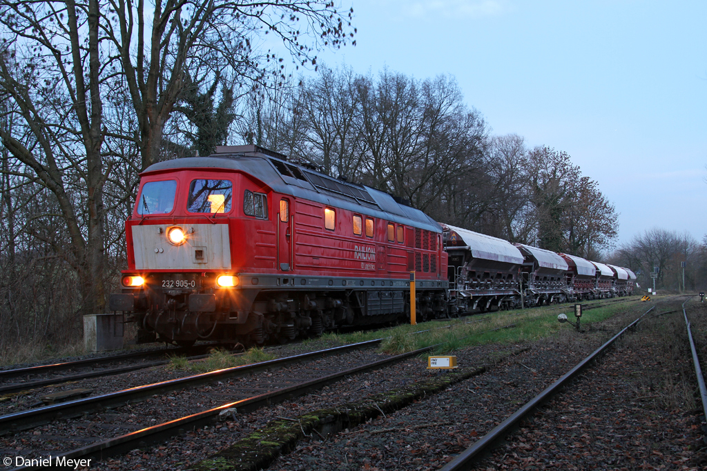 Die 232 905-0 mit einem Kalksonderzug in Flandersbach am 18.12.2013