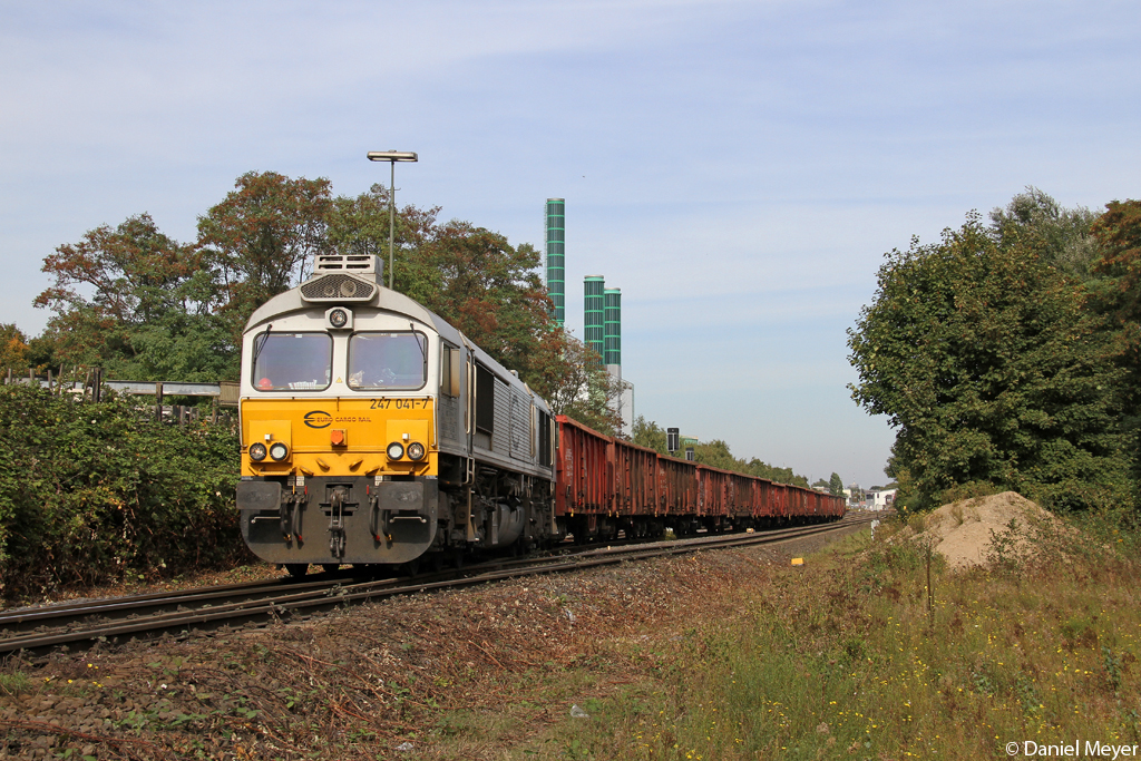 Die 247 041-7 in Duisburg Wanheim am 02.10.2013