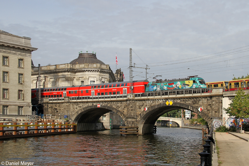 Die Buga 182 013-3 in Berlin-Hackescher Markt vom Ufer des James-Simon-Park am 16.08.2013