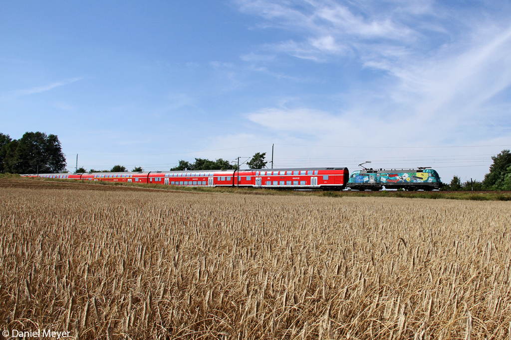 Die Buga 182 013-3 mit dem RE1 bei Jacobsdorf am 16.08.2013