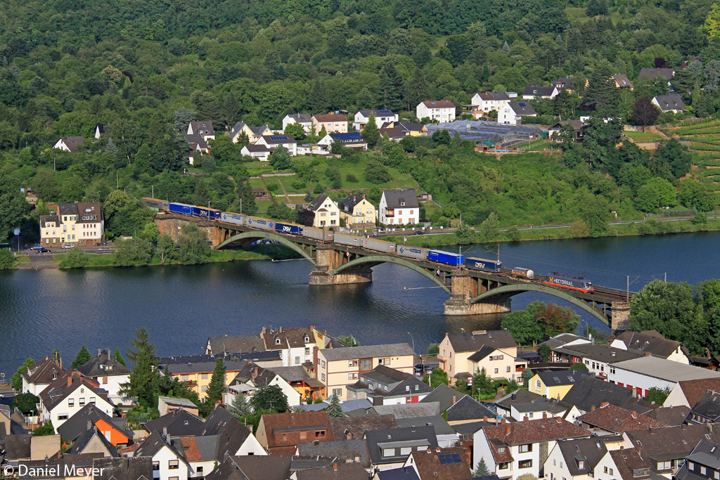 Die Hectorrail 242.502   ZURG   auf der G�lser Eisenbahnbr�cke in Koblenz am 11.07.2013