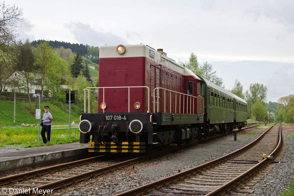 Die Railsystems 107 018-4 ( V75 018 ) mit einem Sonderzug von Schwarzenberg (Erzg.) nach Annaberg-Buchholz in Gr�nst�dtel am 10.05.2013