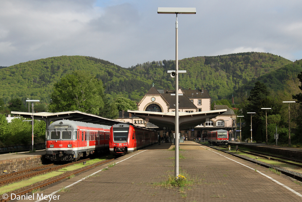 Die REs nach Hannover, und die RB nach Braunschweig Hbf in Bad Harzburg am 11.05.2013