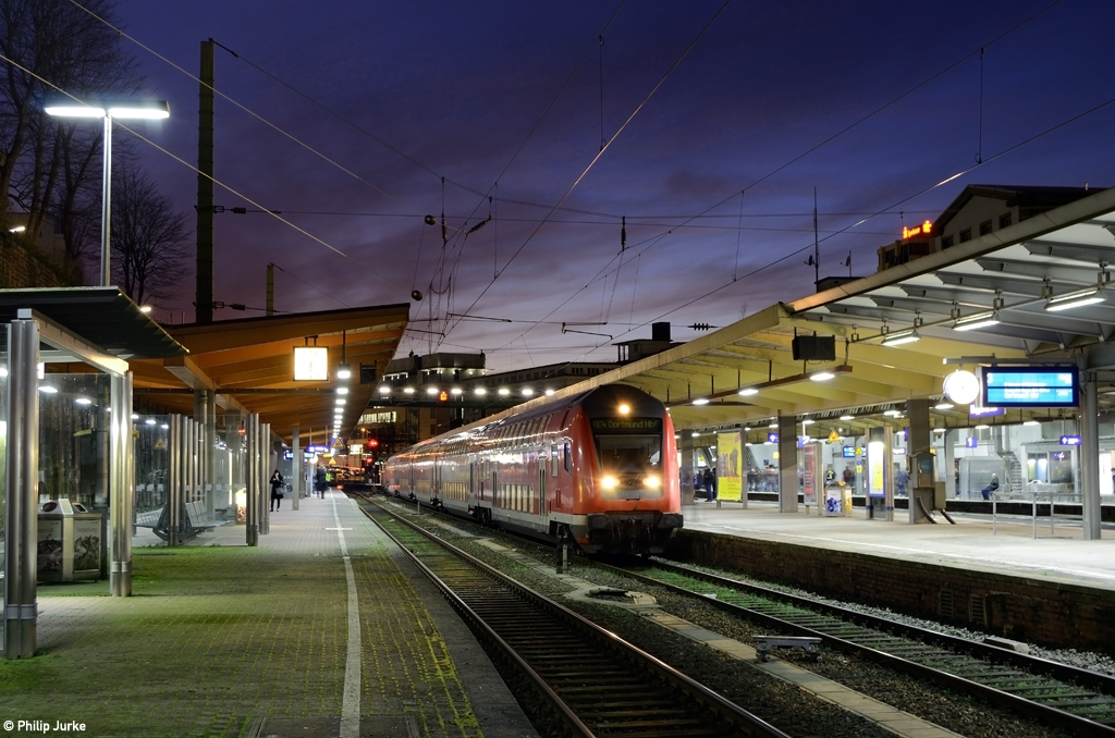 Die schiebende 111 074-1 mit dem RE 10429 (Aachen Hbf - Dortmund Hbf) am 28.01.2016 in Wuppertal Hbf.
