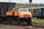 Ein Unimog ZW kam mit einem Sch�ttgutwagen aus dem Darmstadt Kranichsteiner Rbf am 13.05.2010