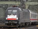 ES 64 U2-026 mit dem IC 1800 nach Hamburg Altona bei der Einfahrt in K�ln Hbf.