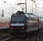 So die 185 555-0 schiebt Ihre Ersatztgarnitur in Richtung W�rzburg.