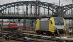 ES 64 U2-070 steht abgestellt im Vorfeld des Hbf M�nchen, w�hrend sich im Hintergrund der EC 113 auf den Weg nach �sterreich macht.