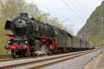 01 1066 zwei Bl�cke hinter 38 2267 nach einem Betriebshalt in Bad H�nnigen (Wasser fassen) bei Hammerstein am 28.04.2012