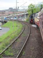 25.April 2015: Sonderzug  Fahrt in den Frühling  fährt mit der Dampflok BR 01 118 an der Spitze auf dem Gütergleis von der Moselstrecke zur linksrheinischen Strecke Richtung Koblenz-Lützel.